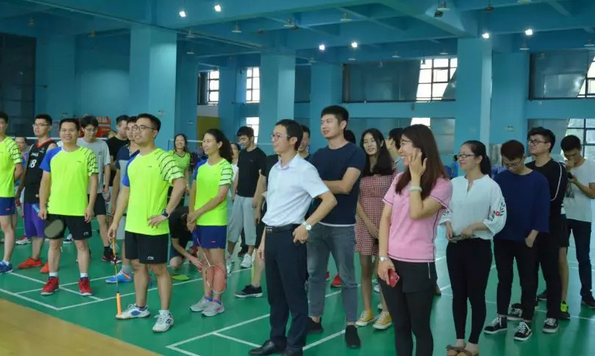 老子有钱lzyq882018羽毛球赛圆满举行